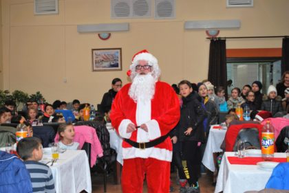 Moş Crăciun a vizitat Centrul Social Cantina Municipală și le-a dăruit cadouri celor mici (FOTO)