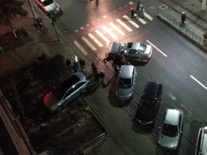 Scene ca şi în filme pe străzile din Arad! Un bărbat a furat o maşină şi a provocat un accident
