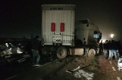BREAKING NEWS/ ACCIDENT cu trei maşini şi un TIR, lângă Arad! Intervin SMURD şi Inspectoratul pentru Situaţii de Urgenţă