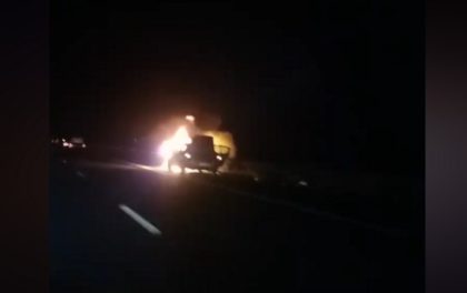 Maşină în flăcări, pe autostrada Arad – Nădlac (VIDEO)
