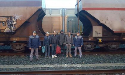 Migranți ascunși sub autoturismele transportate pe un tren de marfă internațional