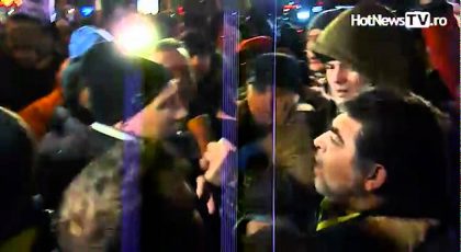 „PLEACĂ! PLEACĂ!” Ludovic Orban, HUIDUIT de PROTESTATARI (VIDEO INTEGRAL)