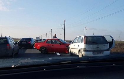 ACCIDENT între Mândruloc și Vladimirescu, între un Opel și un Porsche. Trafic ÎNGREUNAT