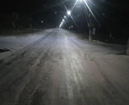 Drumul dintre Pecica și Șeitin, acoperit cu gheață. Șoferii se întreabă când vor interveni drumarii