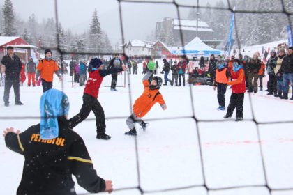 PREMIERĂ în România: La Azuga a avut loc primul Festival de Handbal pe Zăpadă