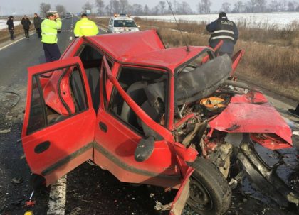 PRĂPĂD, pe DN 7! Impact DEVASTATOR între un BMW şi o Dacia. Trei persoane au MURIT (FOTO)