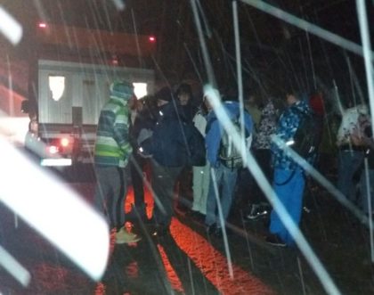 BREAKING NEWS/ Autocar cu 52 de copii, BLOCAT pe şosea, în NINSOARE PUTERNICĂ, între Arieşeni şi Vârfurile! Intervenţie a DRPDT