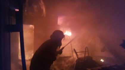 Casă cuprinsă de flăcări la Sebiș. Pompierii s-au luptat o oră să stingă incendiul