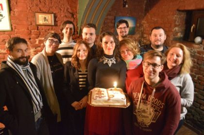 Clubul de lectură „O carte pe lună” a împlinit UN AN de la lansarea în Arad! Cum au sărbătorit arădenii împreună cu colegii din Timișoara (FOTO)