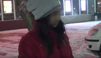 O fetiță fără adăpost, care risca să înghețe pe stradă, a fost salvată de jandarmii arădeni