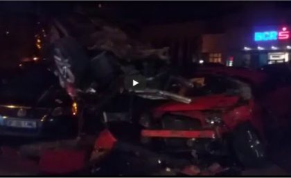 VIDEO/ O şoferiţă cu un Q7 a distrus 11 MAŞINI! Bolidul a ajuns cu roţile în sus
