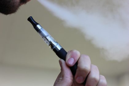 Informaţie ŞOCANTĂ pentru cei care fumează ţigări electronice: Au efecte mult mai SEVERE decât ţigările clasice