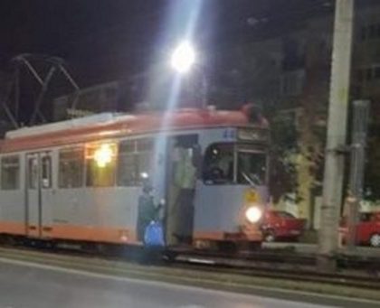 UPDATE/ PANICĂ în Aradul Nou: Un TRAMVAI cu PASAGERI a luat FOC