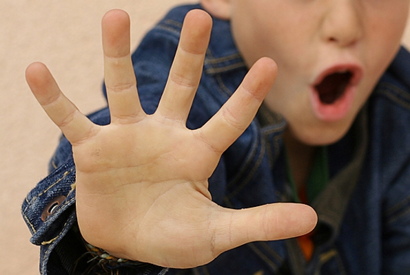 Scandal în județul Arad: copii maltratați de angajații unei asociații!