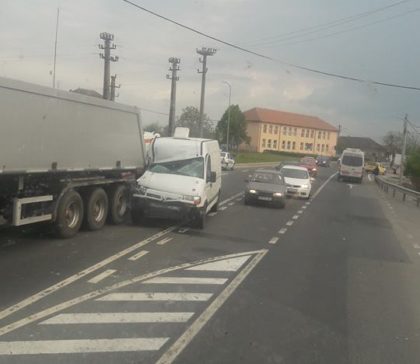 ACCIDENT între un camion și un microbuz, în apropiere de Arad