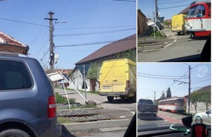 ACCIDENT în Grădişte: Un microbuz a fost LOVIT DE TRAMVAI (FOTO)