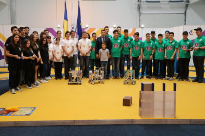 Demonstrație de talent și pasiune: Mai mulți elevi arădeni și-au etalat roboții construiți chiar de ei