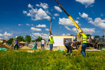 Un proiect inedit în România – o casă a fost ridicată în doar 3 zile! (GALERIE FOTO)