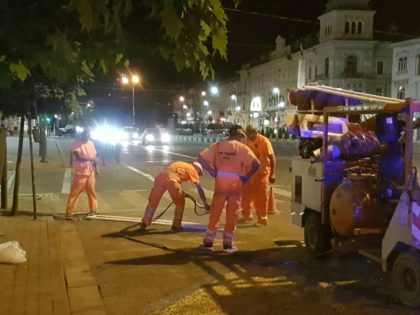 Au început lucrările pentru refacerea marcajelor rutiere din municipiu (GALERIE FOTO)