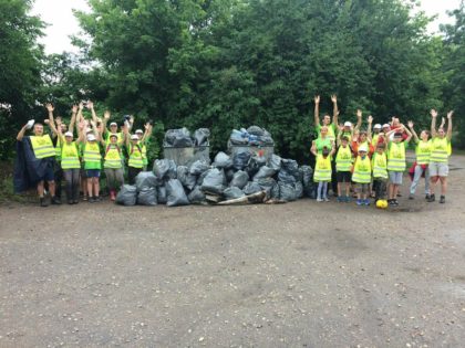 Peste 150 de saci de gunoaie adunați în Pădurea Ceala! Voluntarii nu au renunțat chiar dacă a plouat cu găleata