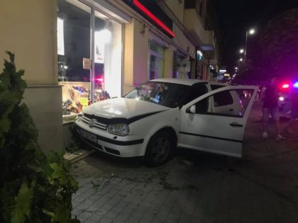 Accident SPECTACULOS pe Bulevardul REVOLUȚIEI: Un șofer a INTRAT cu mașina în VITRINA unui MAGAZIN (FOTO)