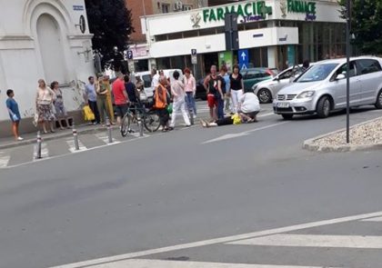 Femeie LOVITĂ de MAȘINĂ chiar în fața SPITALULUI! Victima a fost PRELUATĂ de un echipaj SMURD