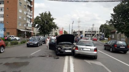 ACCIDENT pe Calea Victoriei între două autoturisme AUDI! Traficul este îngreunat