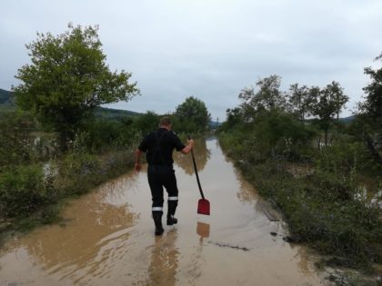 Pompierii continuă INTERVENȚIILE în satul LALAȘINȚ. Le CURĂȚĂ localnicilor FÂNTÂNILE