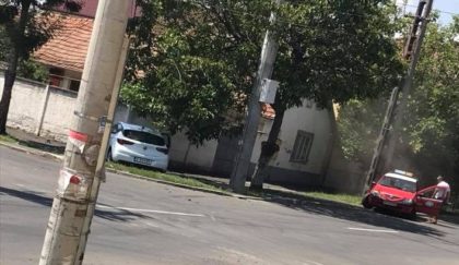 Două autoturisme s-au CIOCNIT VIOLENT pe o stradă din Arad