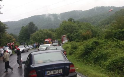 NEWS ALERT/ ACCIDENT GRAV pe un drum naţional din Arad! A intervenit ELICOPTERUL SMURD (UPDATE: INFO + FOTO)