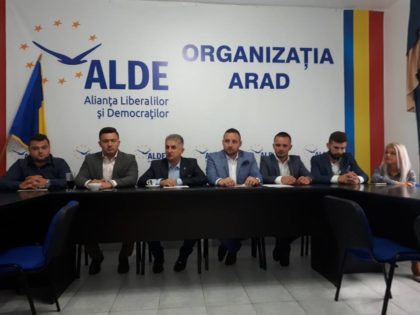 Tinerii ALDE Arad se IMPLICĂ în acţiuni în folosul cetăţenilor. Bilanţ la trei luni în noua formulă