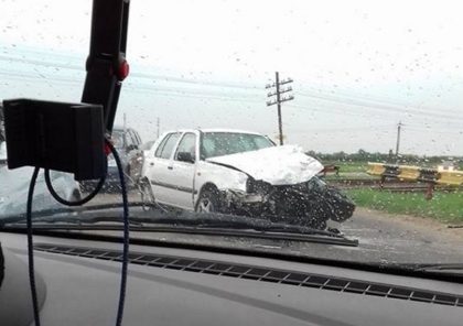ACCIDENT la trecerea peste calea ferată, pe drumul Arad – Oradea. Maşină LOVITĂ de TREN (UPDATE – VIDEO)