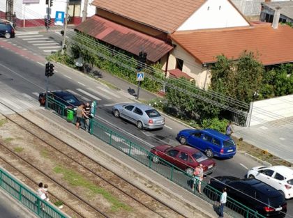 Circulația DATĂ PESTE CAP din cauza unui ACCIDENT produs într-o zonă aglomerată din municipiu