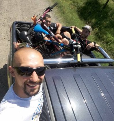 Trei arădeni traversează România pe biciclete pentru a ajuta persoanele cu nevoi speciale