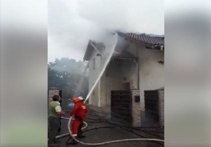 Incendiu VIOLENT! 200 de metri pătrați dintr-o gospodărie s-au făcut scrum (FOTO + VIDEO) UPDATE: Ce a provocat incendiul