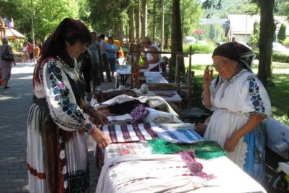 Meşteri populari din România, Serbia și Ungaria, la târgul tradiţional de la Moneasa
