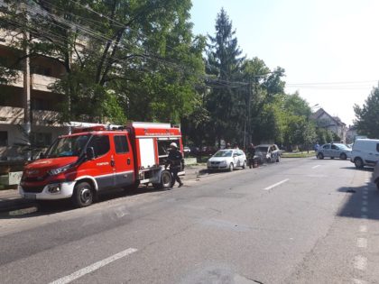 NEWS ALERT/ Un taxi a LUAT FOC în centrul Aradului