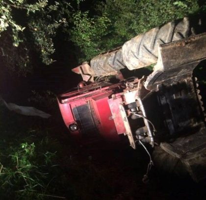 Accident MORTAL: Șofer găsit DECEDAT, sub un utilaj forestier RĂSTURNAT pe un drum din județ (FOTO)
