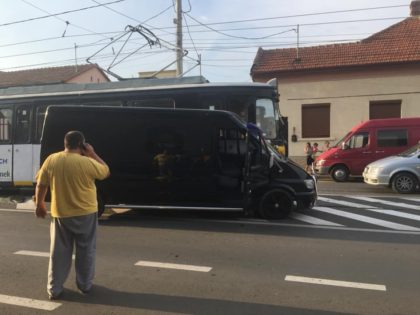 Accident cu VICTIME între un TRAMVAI şi un MICROBUZ pe strada Kogălniceanu