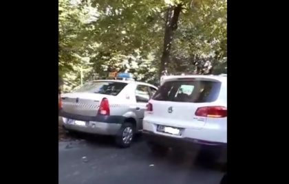 ACCIDENT în centrul Aradului! Un taxi a intrat într-un COPAC
