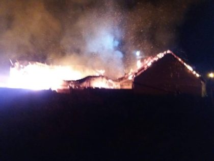 Incendiu VIOLENT la un ATELIER de tâmplărie. POMPIERII s-au LUPTAT ore în șir cu FLĂCĂRILE (FOTO)