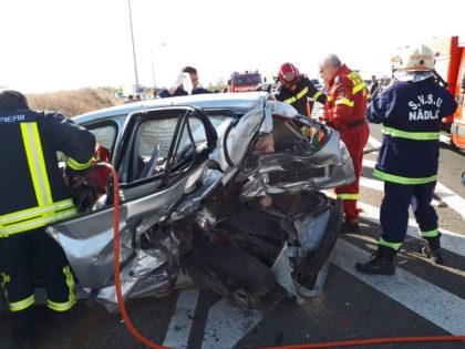 Update/ ACCIDENT rutier CUMPLIT pe Autostrada Arad – Nădlac. O persoană a DECEDAT iar alte trei au fost RĂNITE (FOTO)