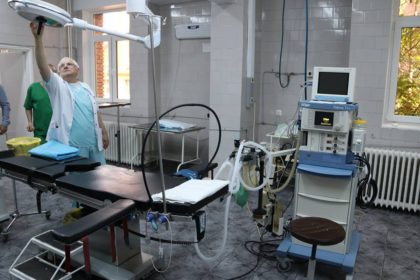 Lampa veche, de aproximativ 80 de ani, din sala de operație a Secției de Obstetrică-Ginecologie a fost schimbată cu una nouă, modernă
