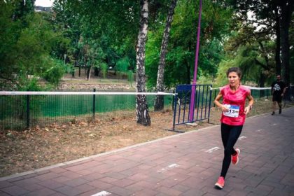 Deţinătoarea RECORDULUI NAȚIONAL de ultramaraton participă la MARATONUL, SEMIMARATONUL ȘI CROSUL ARADULUI – 2018