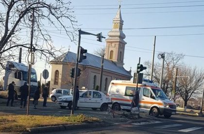 ACCIDENT pe un drum din Arad! Un taxi A LOVIT un biciclist