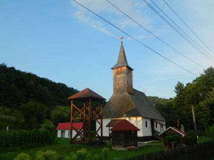 Biserica din lemn din Roșia Nouă, printre frumusețile Transilvaniei