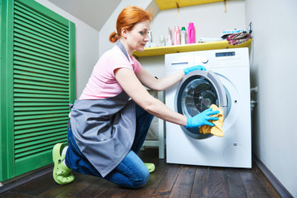 Știai că și mașinile de spălat rufe trebuie spălate și curățate? Află cum să faci asta!