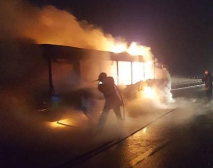 Autobuz în flăcări, pe autostradă! N-a mai putut fi salvat nimic (GALERIE FOTO)