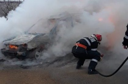 La un pas să ARDĂ DE VIU! O mașină a luat foc în trafic (GALERIE FOTO)
