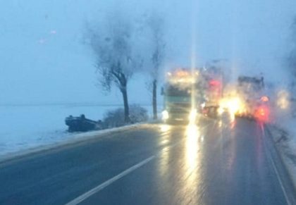 ACCIDENT: Maşină RĂSTURNATĂ pe drumul Arad – Oradea